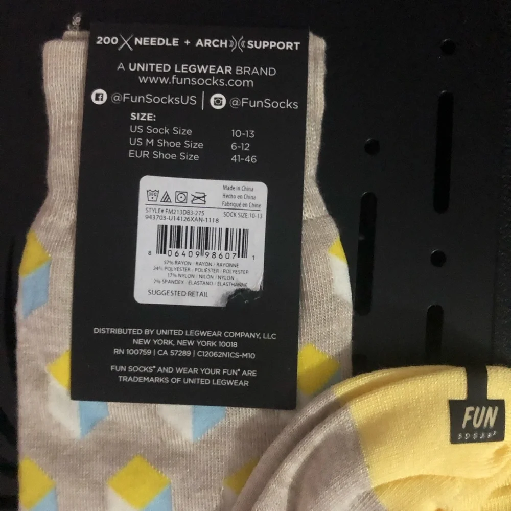 Men’s Beige Geometric Dress Crew Socks – Yellow & Light Blue